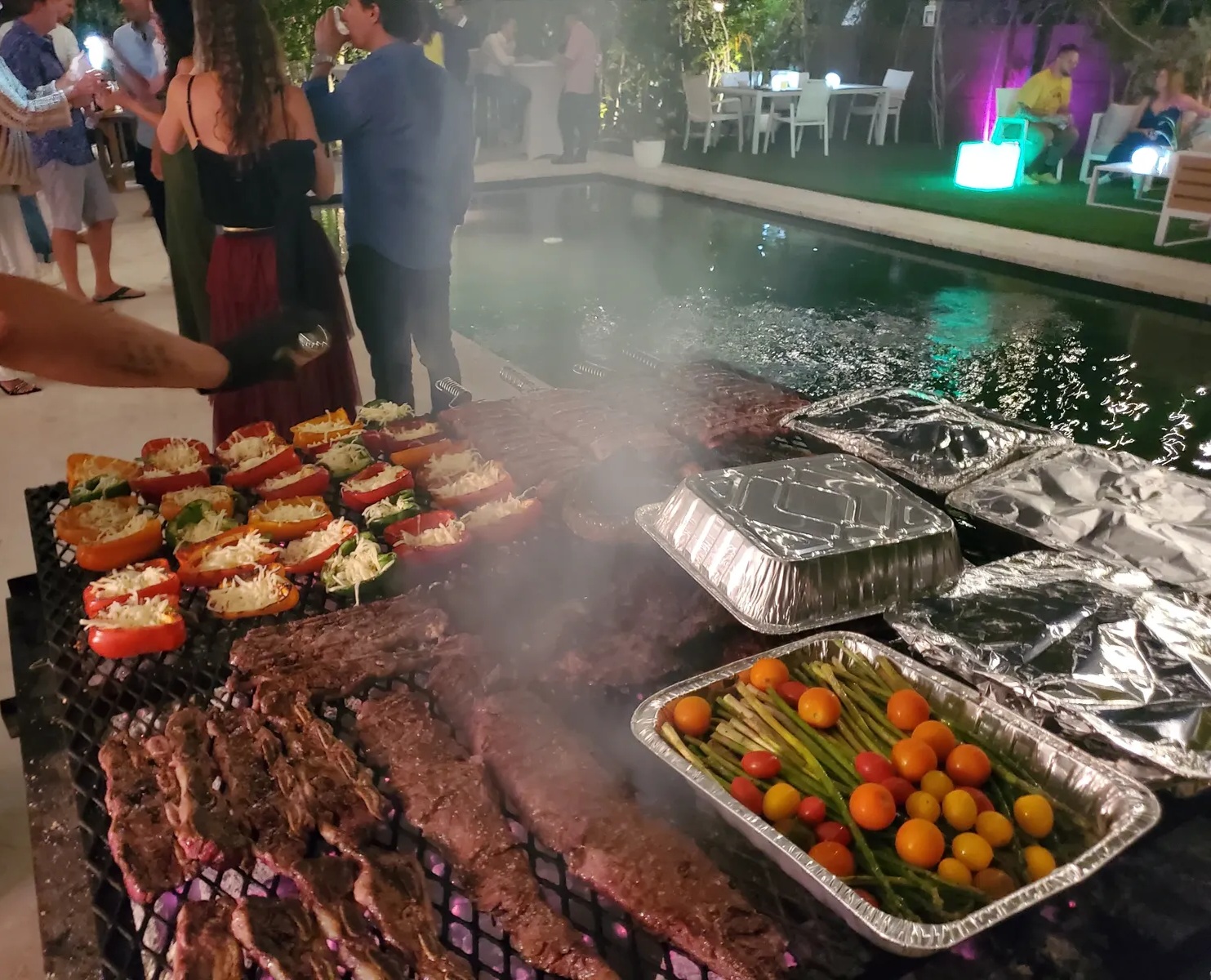 Servicio de asado en evento junto a la piscina